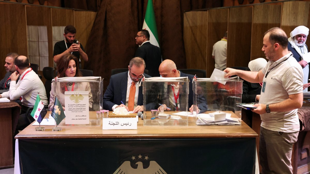 A member of the electoral colleges votes to select candidates for the new Syrian Parliament, Aleppo, Syria, Oct.5, 2025. (Reuters Photo)