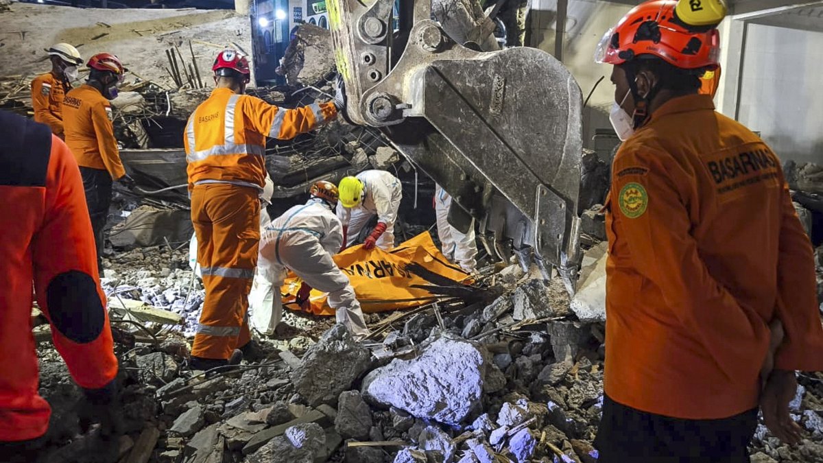 Rescuers recover the body of a victim from the rubble in the aftermath of the collapse at an Islamic boarding school, in Sidoarjo, East Java province, Indonesia, Oct. 6, 2025. (EPA Photo)