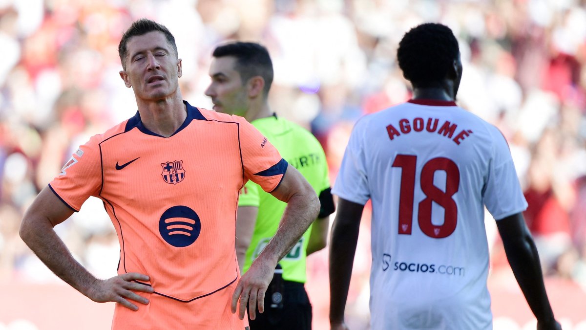 Barcelona's Robert Lewandowski (L) reacts to missing a penalty kick during the Spanish league football match against Sevilla at Ramon Sanchez Pizjuan Stadium, Seville, Spain, Oct. 5, 2025. (AFP Photo)