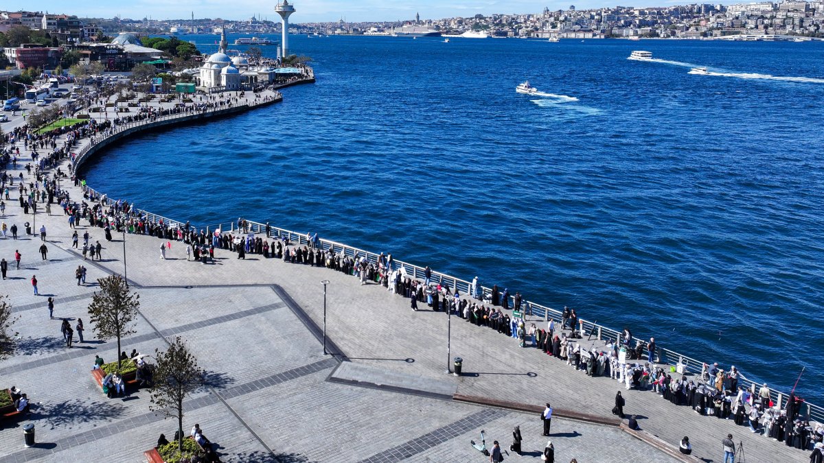 A view of a human chain in the Usküdar district of Istanbul, Türkiye, Oct. 6, 2025. (AA Photo)