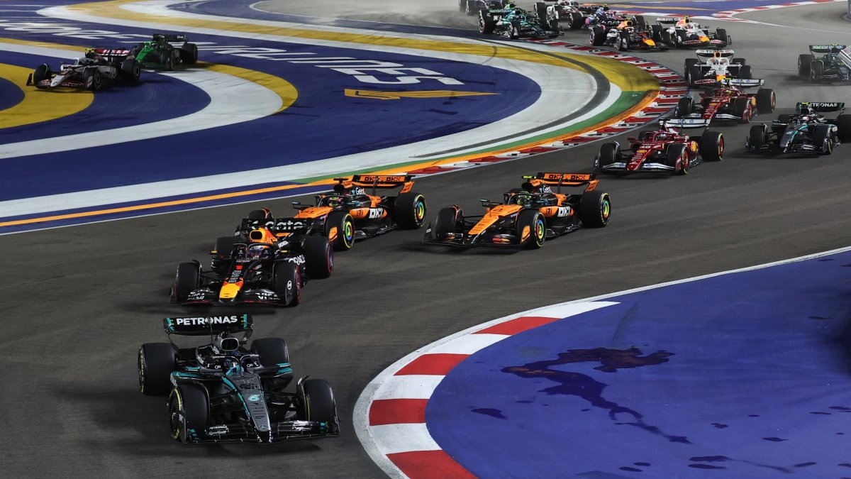 Mercedes&#039; George Russell leads during the Singapore Grand Prix at the Marina Bay Street Circuit, Singapore, Oct. 5, 2025. (Reuters Photo)