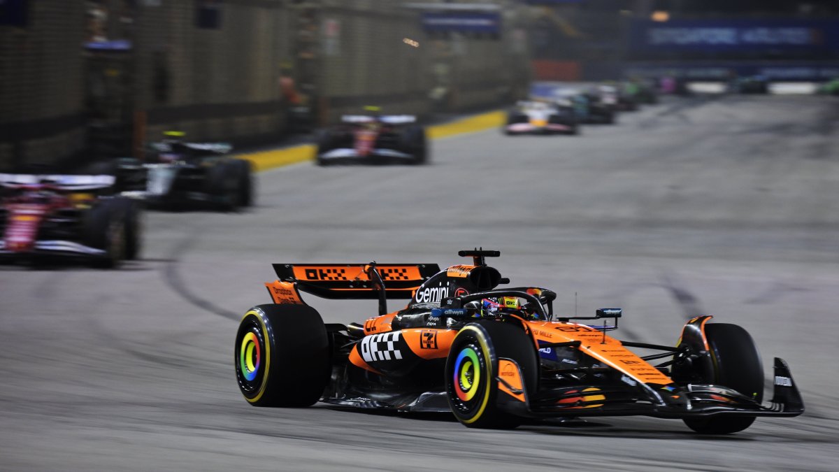 McLaren driver Oscar Piastri (R) of Australia in action during the 2025 Formula 1 Singapore Grand Prix at the Marina Bay Street Circuit, Singapore, Oct. 5, 2025. (EPA Photo)