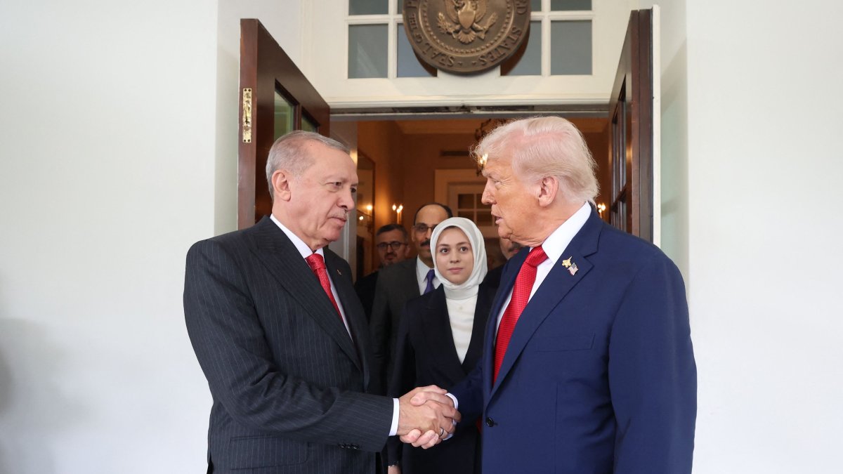 US President Donald Trump bidding farewell to President Recep Tayyip Erdogan following a meeting in the Oval Office at the White House in Washington, D.C., Sept. 25, 2025. (AFP Photo)