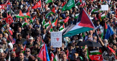 Attendees hold placards and Palestinian and Turkish flags during a rally in solidarity with Palestinians and to protest against the interception by the Israeli navy of the Global Sumud Flotilla, Istanbul, Türkiye, Oct. 5, 2025. (AFP Photo)