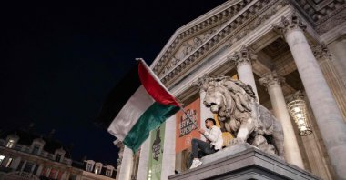 A protestor holds a Palestinian flag during a pro-Palestinian protest, Brussels, Belgium, Oct. 2, 2025. (AFP Photo)
