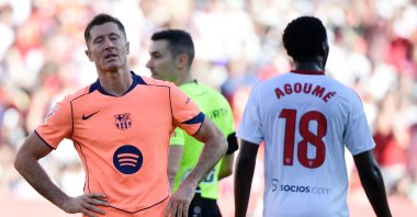 Barcelona&#039;s Robert Lewandowski (L) reacts to missing a penalty kick during the Spanish league football match against Sevilla at Ramon Sanchez Pizjuan Stadium, Seville, Spain, Oct. 5, 2025. (AFP Photo)