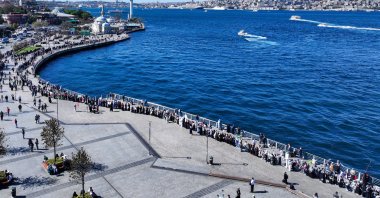 A view of a human chain in the Usküdar district of Istanbul, Türkiye, Oct. 6, 2025. (AA Photo)