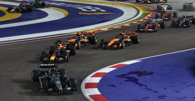 Mercedes&#039; George Russell leads during the Singapore Grand Prix at the Marina Bay Street Circuit, Singapore, Oct. 5, 2025. (Reuters Photo)