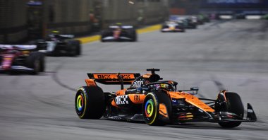 McLaren driver Oscar Piastri (R) of Australia in action during the 2025 Formula 1 Singapore Grand Prix at the Marina Bay Street Circuit, Singapore, Oct. 5, 2025. (EPA Photo)