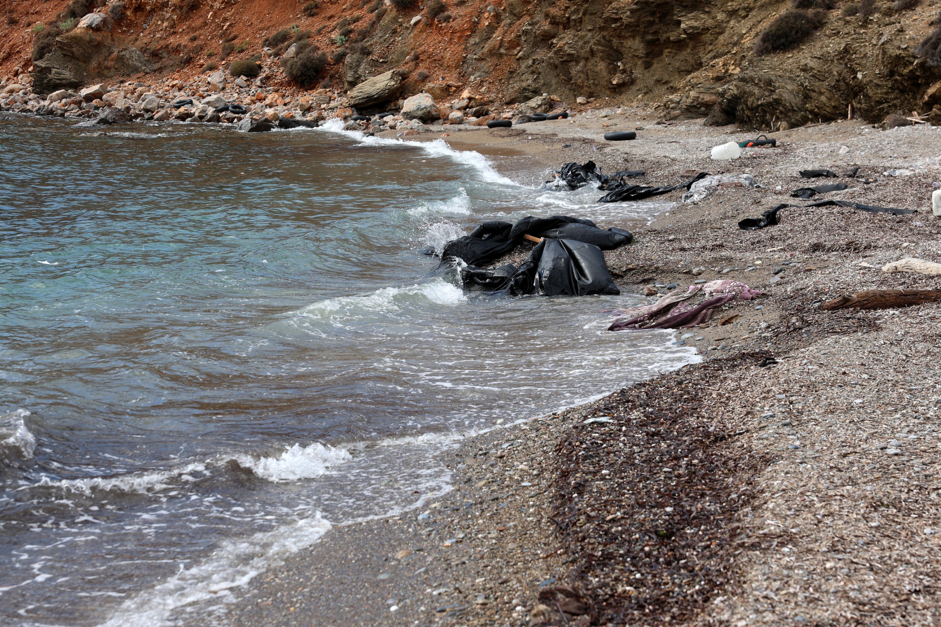 Štiri osebe, vključno z otrokom, umrle v brodolomu migrantskega čolna pri grškem otoku Lezbos