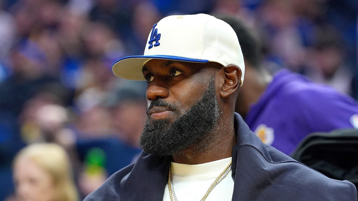 Los Angeles Lakers&#039; Lebron James looks on from the bench during the NBA preseason match against the Golden State Warriors at Chase Center, San Francisco, U.S., Oct. 5, 2025. (AFP Photo)