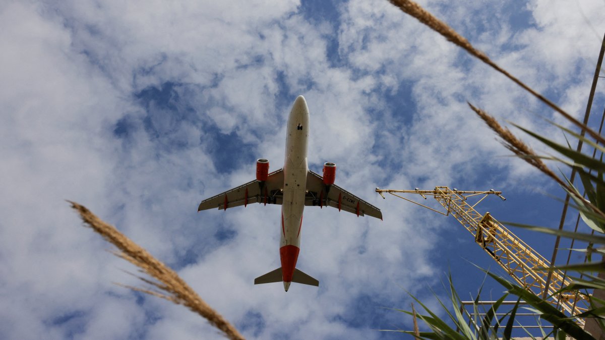 An EasyJet airline Airbus A320-214 passenger aircraft, coming from Glasgow, lands at Malaga-Costa del Sol Airport, Malaga, Spain, June 29, 2024. (Reuters Photo)