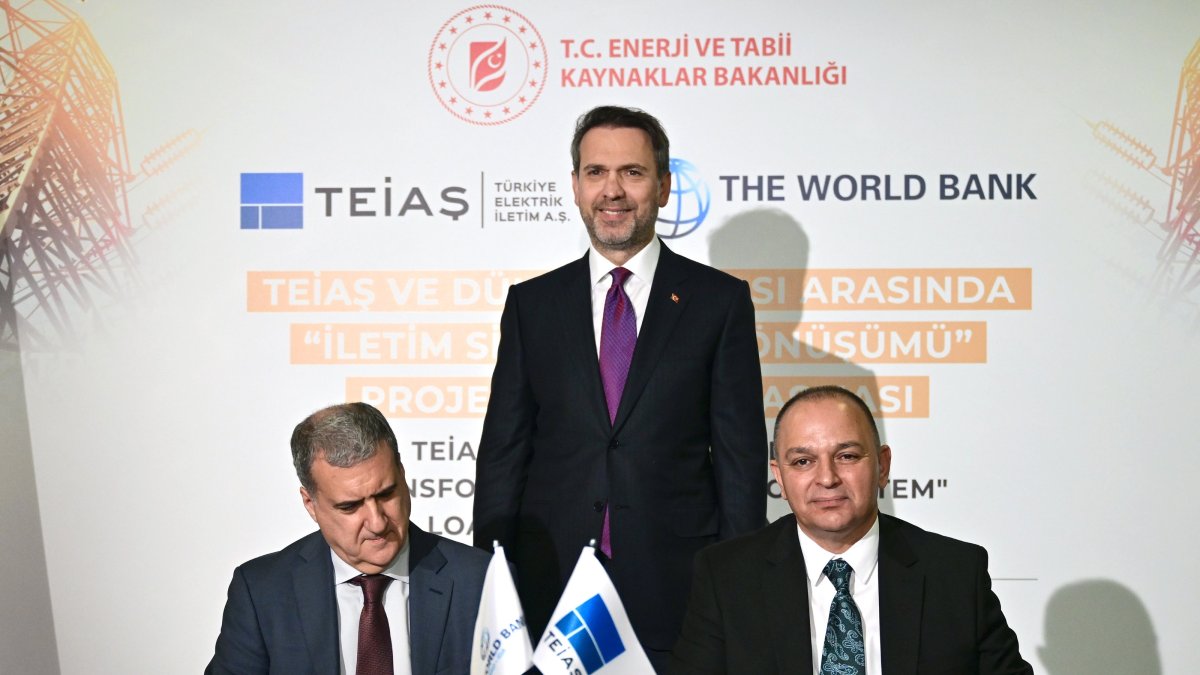 TEIAŞ General Manager Orhan Kaldırım (L) and World Bank Türkiye Director Humberto Lopez signed an agreement alongside Energy and Natural Resources Minister Alparslan Bayraktar (C), Istanbul, Türkiye, Oct. 6, 2025. (AA Photo)