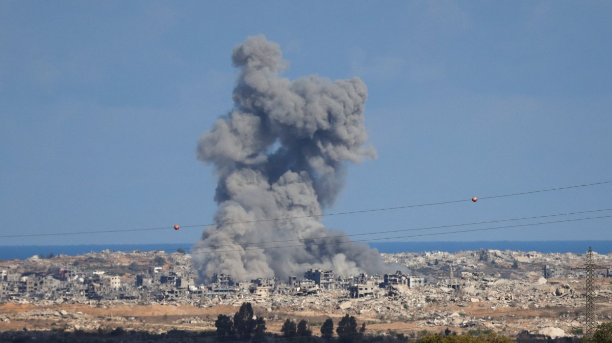 Smoke rises from explosions in Gaza, as seen from southern Israel, October 7, 2025. REUTERS/Ronen Zvulun