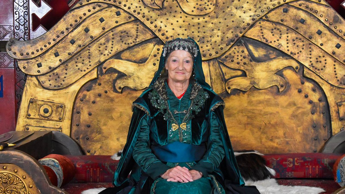 Julieta Lorena Martinez, a Scottish woman who converted to Islam, poses for the camera, Istanbul, Türkiye, Oct. 7, 2025. (AA Photo)