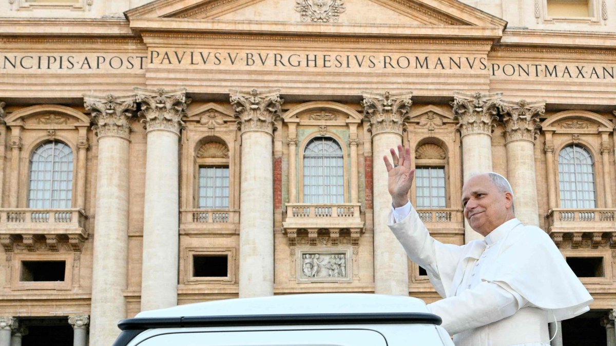 Pope Leo XIV greets the pilgrims from Croatia at St Peter&#039;s Square in The Vatican, Oct. 7, 2025. (AFP Photo)
