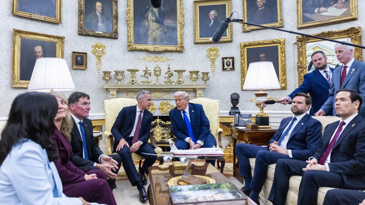 U.S. President Donald Trump meets with Canadian Prime Minister Mark Carney in the Oval Office of the White House in Washington, D.C., Oct. 7, 2025. (EPA Photo)