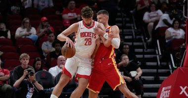 Houston Rockets&#039; Alperen Şengün (L) and Atlanta Hawks&#039; Kristaps Porzingis in action during the first half of an NBA basketball preseason game, Houston, U.S., Oct. 6, 2025. (AP Photo)