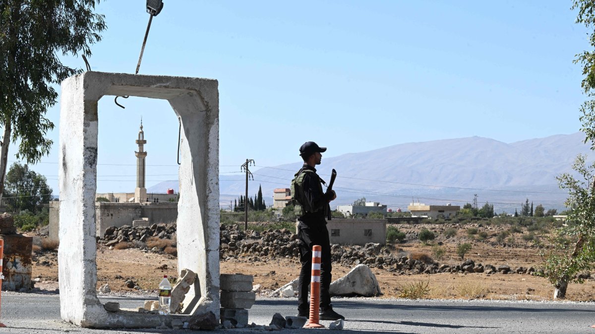 A member of Syria&#039;s security forces stands guard outside a former army base near the city of Quneitra, on the edge of the Israeli-annexed Golan Heights, southern Syria, Sept. 21, 2025. (AFP Photo)