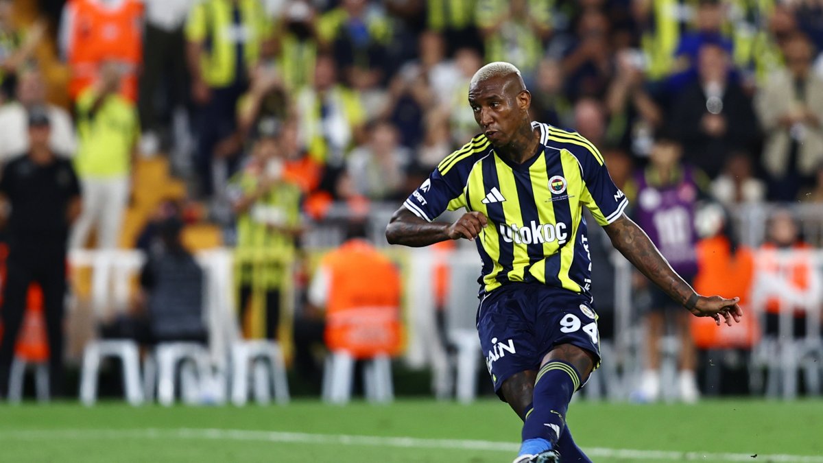Fenerbahçe&#039;s Anderson Talisca hits from the spot during the Süper Lig match against Alanyaspor at the Chobani Stadium, Sept. 17, 2025. (AA Photo)