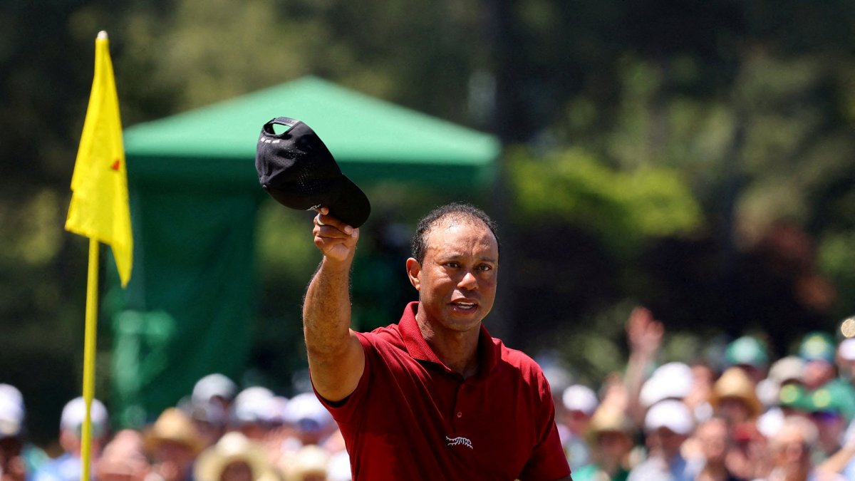 Tiger Woods acknowledges the crowd on the green on the 18th hole after completing his final Masters round at the Augusta National Golf Club, Augusta, Georgia, U.S., April 14, 2024. (Reuters Photo)
