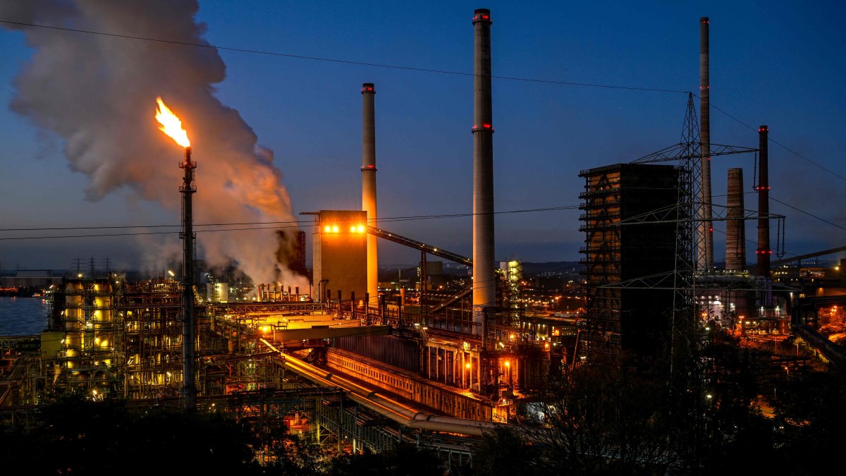 Steam rises from the coking plant near the Schwelgern blast furnace at the German industrial group ThyssenKrupp&#039;s plant, Duisburg, Germany, Oct. 14, 2024. (Reuters Photo)