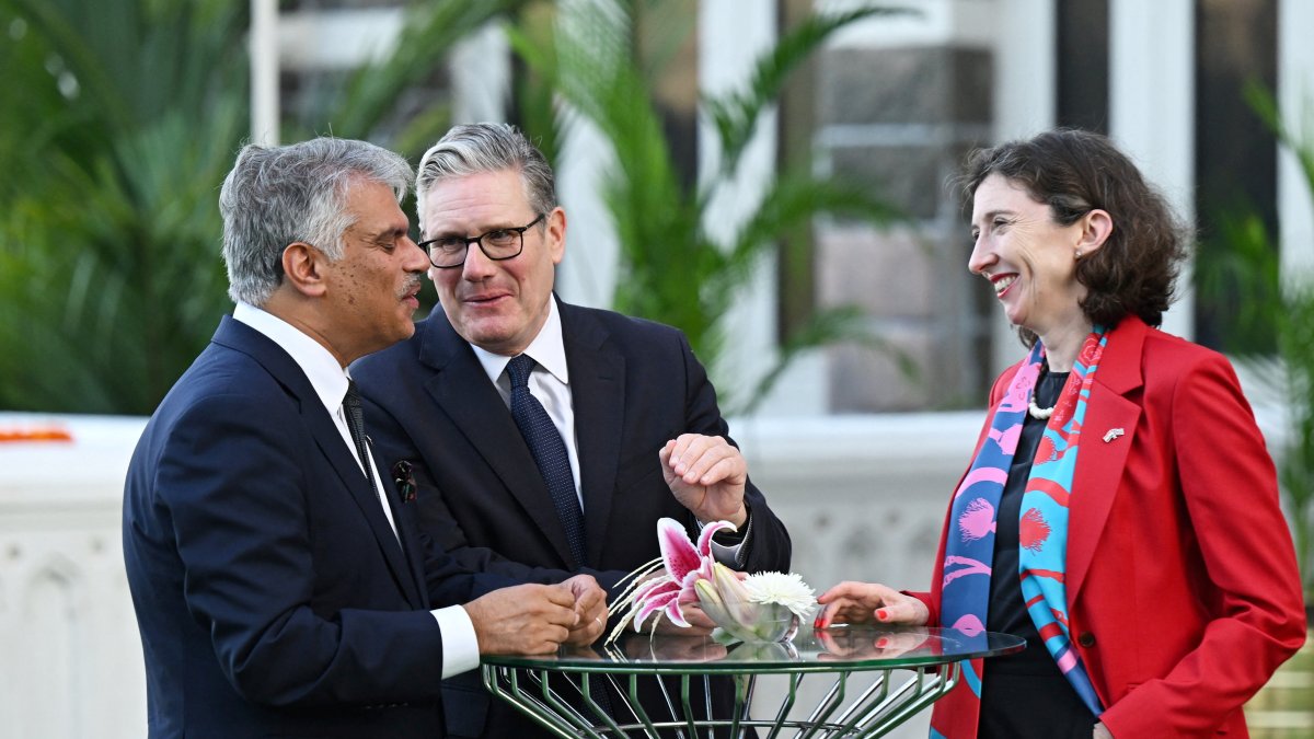 British Prime Minister Keir Starmer speaks to British Deputy High Commissioner for Western India Harjinder Kang and British High Commissioner to India, Lindy Cameron, on a rooftop in front of the Gateway of India, in Mumbai, India, Oct. 8, 2025. (Reuters Photo)