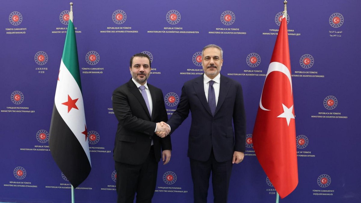  Foreign Minister Hakan Fidan and Syrian Foreign Minister Asaad Hassan al-Shibani pose for a photograph before their meeting in Ankara, Oct. 8, 2025. (EPA Photo)