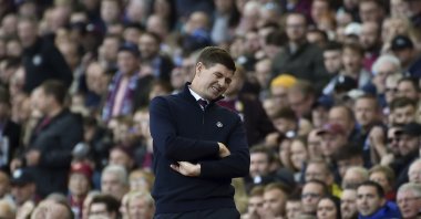 Aston Villa&#039;s head coach Steven Gerrard reacts during the English Premier League match between Aston Villa and Chelsea at Villa Park, Birmingham, U.K., Oct. 16, 2022. (AP Photo)