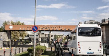Buses transfer suspects to the Istanbul Provincial Gendarmerie Command for statements and blood tests, Istanbul, Türkiye, Oct. 8, 2025. (AA Photo)