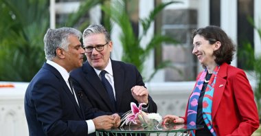 British Prime Minister Keir Starmer speaks to British Deputy High Commissioner for Western India Harjinder Kang and British High Commissioner to India, Lindy Cameron, on a rooftop in front of the Gateway of India, in Mumbai, India, Oct. 8, 2025. (Reuters Photo)