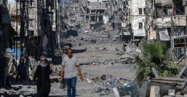 Palestinians move on the damaged Al-Nassr street during an Israeli military operation in Gaza City, Gaza Strip, Oct. 7, 2025. (EPA Photo)