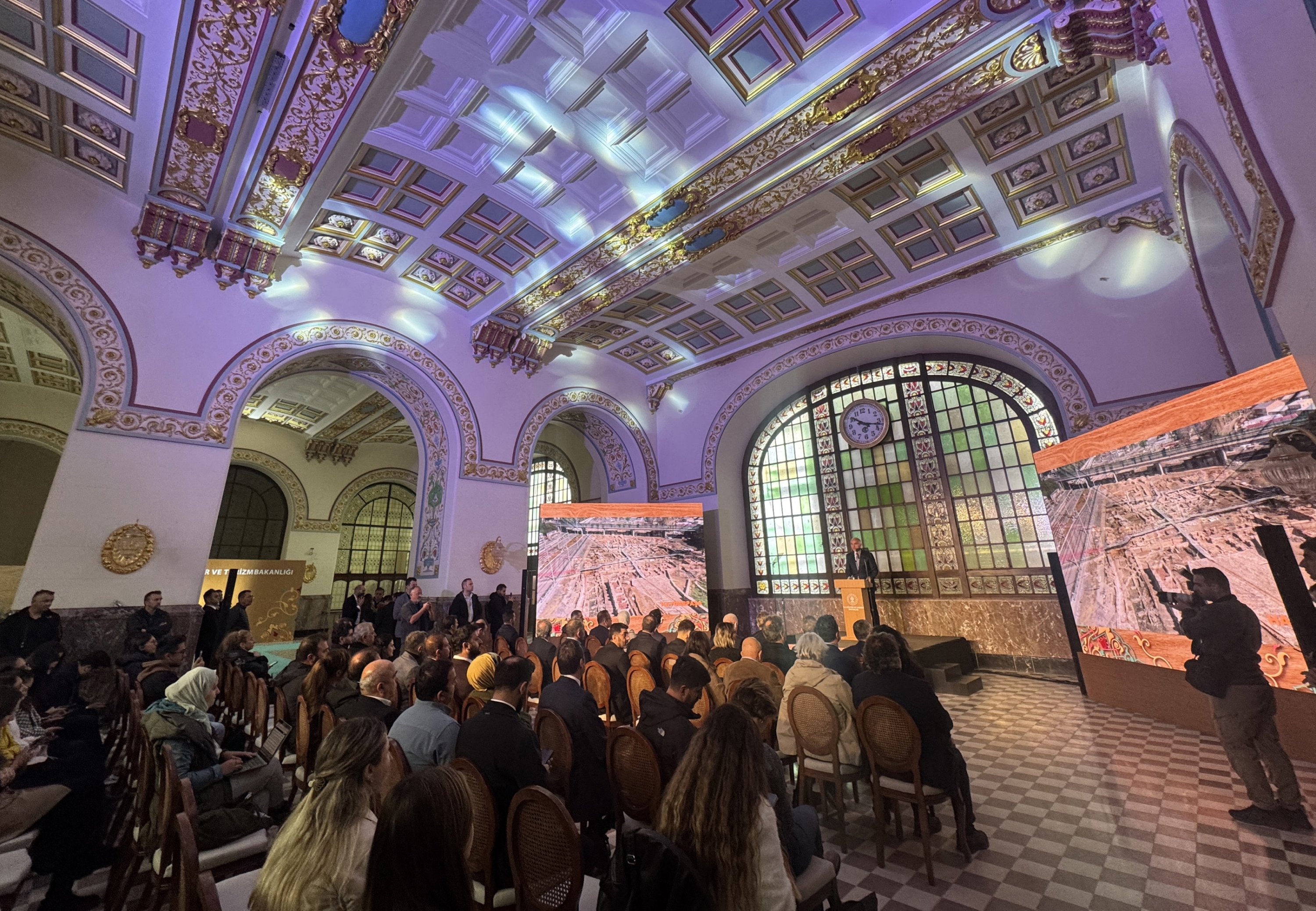 El Ministro de Cultura y Turismo, Mehmet Nuri Ersoy, habla durante la conferencia de prensa en la estación Haydarpaşa, Estambul, Türkiye, el 9 de octubre de 2025. (Foto AA)