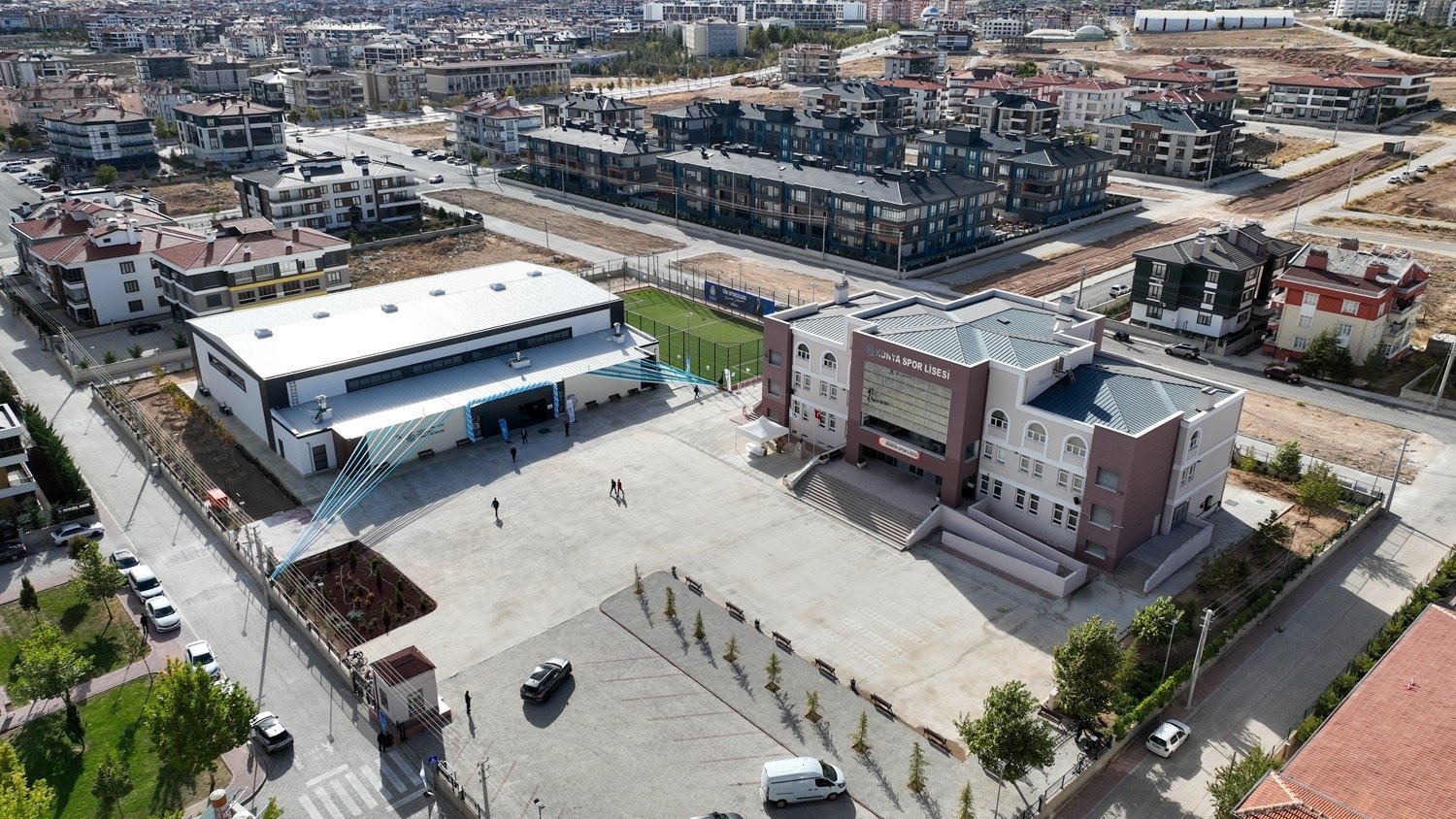 Vista aérea de la escuela secundaria deportiva de Konya, Konya, Türkiye, 8 de octubre de 2025. (Foto IHA)