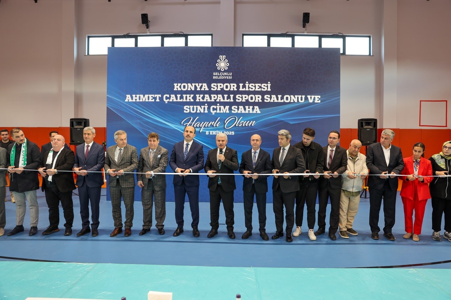 Los invitados cortaron la cinta durante la inauguración del pabellón deportivo cubierto Ahmet Çalık y el campo de césped artificial en la escuela secundaria deportiva de Konya, Konya, Türkiye, el 8 de octubre de 2025. (Foto IHA)