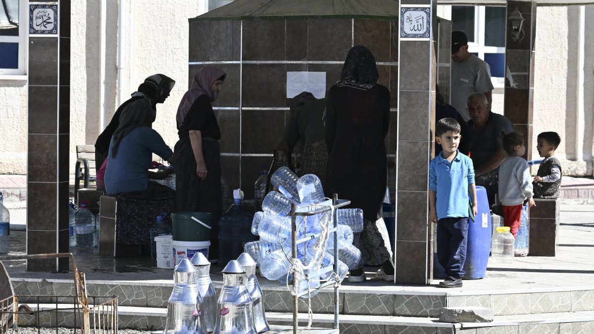 People wait to fill water cans at a public fountain amid water shortages, Ankara, Türkiye, Oct. 7, 2025. (AA Photo)