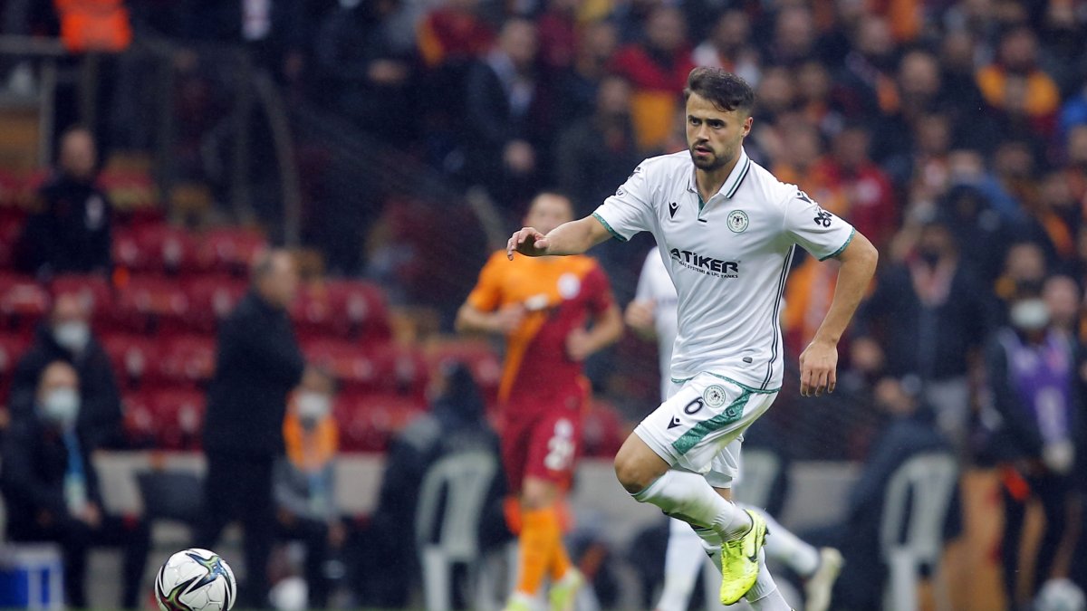 Konyaspor&#039;s Ahmet Çalık plays the ball during a Turkish Süper Lig match against Galatasaray at Nef stadium, Istanbul, Türkiye, Oct. 17, 2021. (AP Photo)