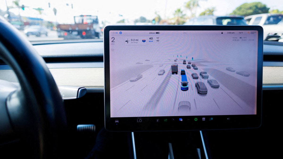  Tesla Model 3 vehicle drives using FSD (Full Self-Driving) in Encinitas, California, U.S., Oct. 18, 2023. (Reuters Photo)