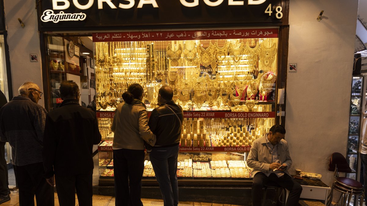 People look at the window of a gold shop, Istanbul, Türkiye, Oct. 9, 2025. (EPA Photo)