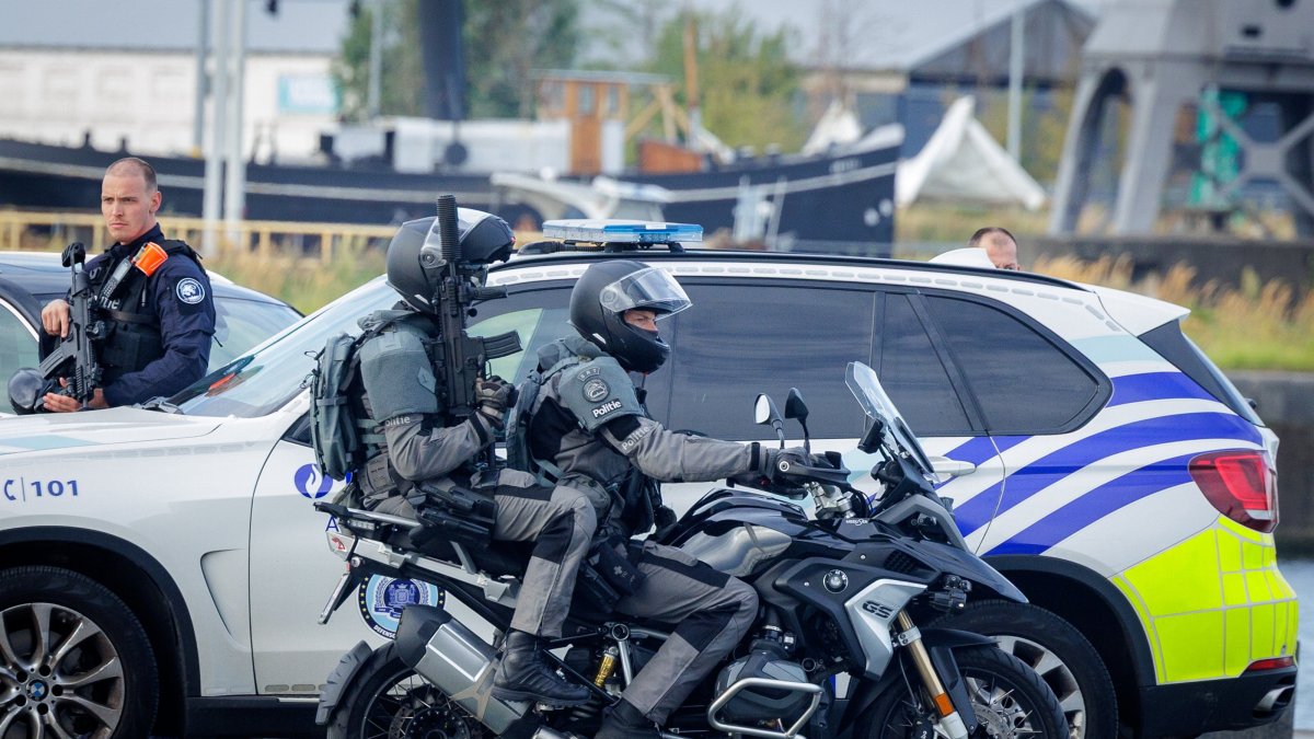 Tight security measures by police forces are in place during the visit by U.S. Secretary of Homeland Security Kristi Noem and Belgian Prime Minister Bart De Wever (unseen) to the Port of Antwerp in Antwerp, Belgium, Sept. 10, 2025. (EPA File Photo)
