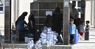 People wait to fill water cans at a public fountain amid water shortages, Ankara, Türkiye, Oct. 7, 2025. (AA Photo)