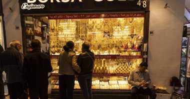 People look at the window of a gold shop, Istanbul, Türkiye, Oct. 9, 2025. (EPA Photo)