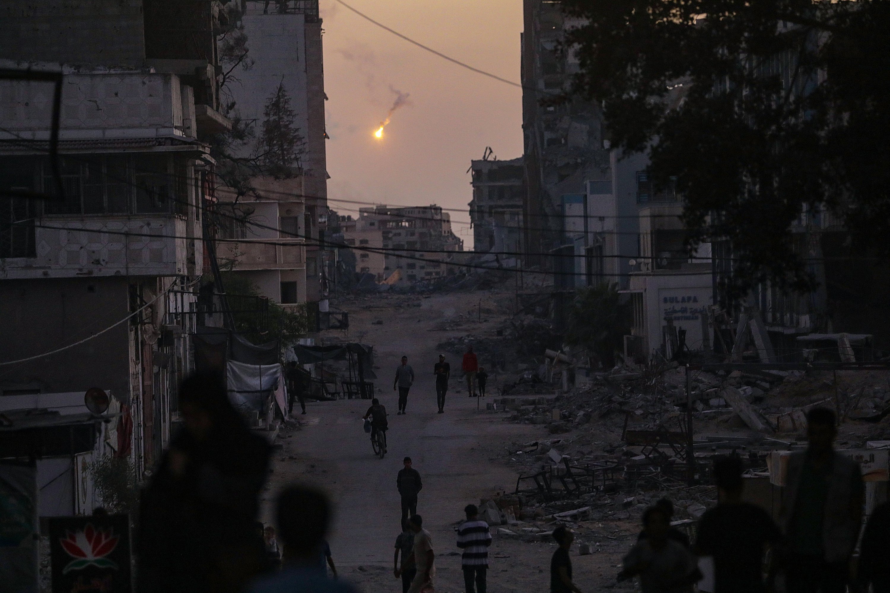 Israeli army flares illuminate the sky over the Tal al-Hawa neighborhood during an Israeli military operation in Gaza City, Gaza Strip, Palestine, Oct. 9, 2025. (EPA Photo)