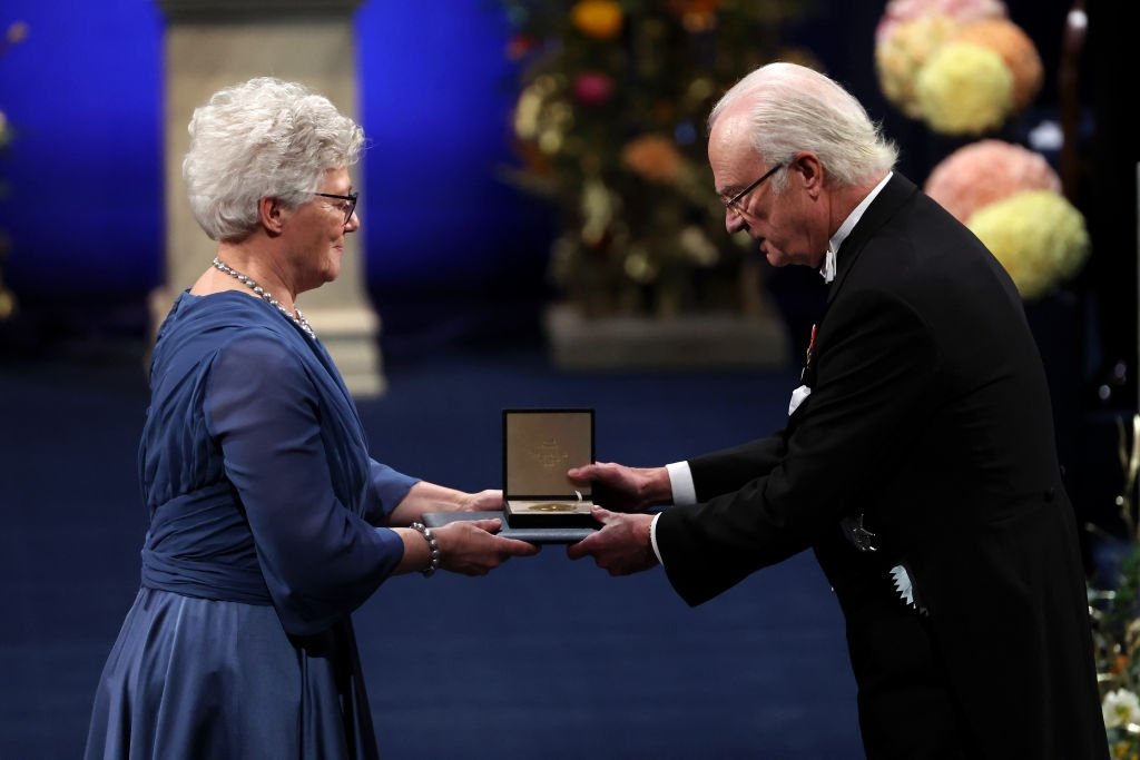 Anne L&#039;Huillier receives the Nobel Prize in Physics 2023 from King Carl XVI Gustaf of Sweden at the Nobel Prize Awards Ceremony 2023 at Stockholm Concert Hall in Stockholm, Sweden, Dec. 10, 2023. (Getty Images Photo)
