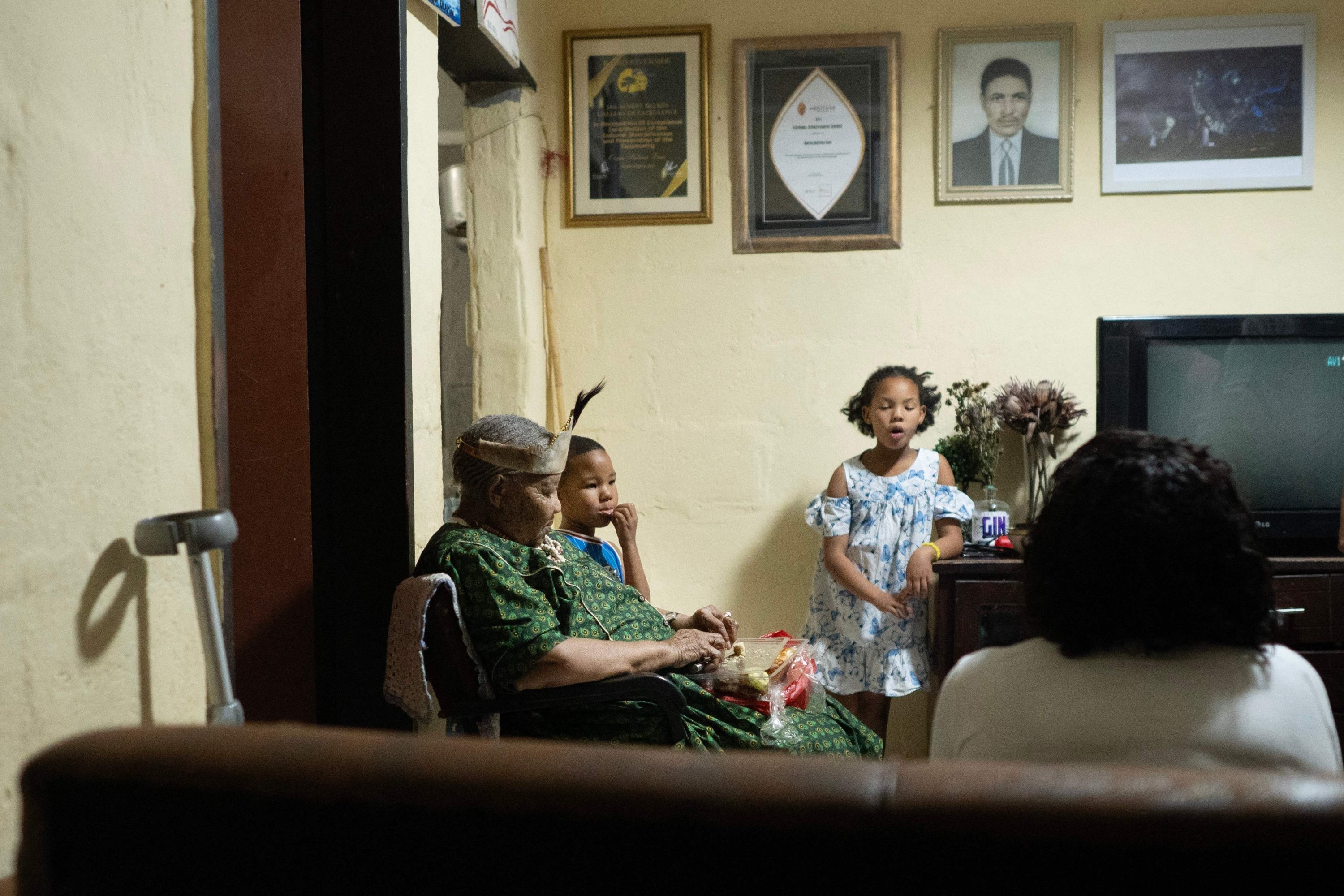 Katrina Esau (L) cuts cake with her daughter, Claudia (R), and two of her grandchildren in her home near Upington, Northern Cape Province, South Africa, Sept. 25, 2025. (AFP Photo)