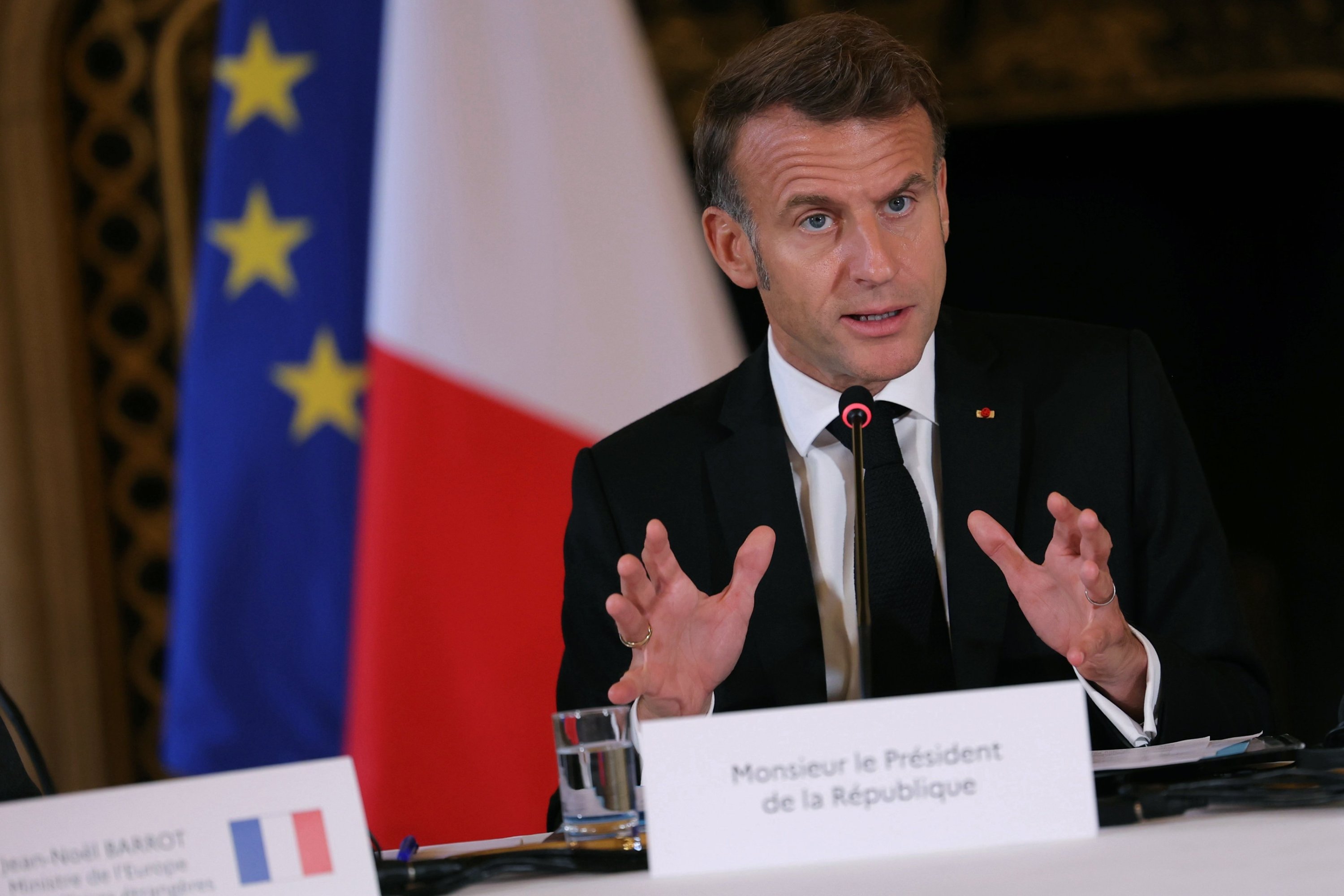 Macron se posvetuje s strankami in naj bi imenoval novega premierja