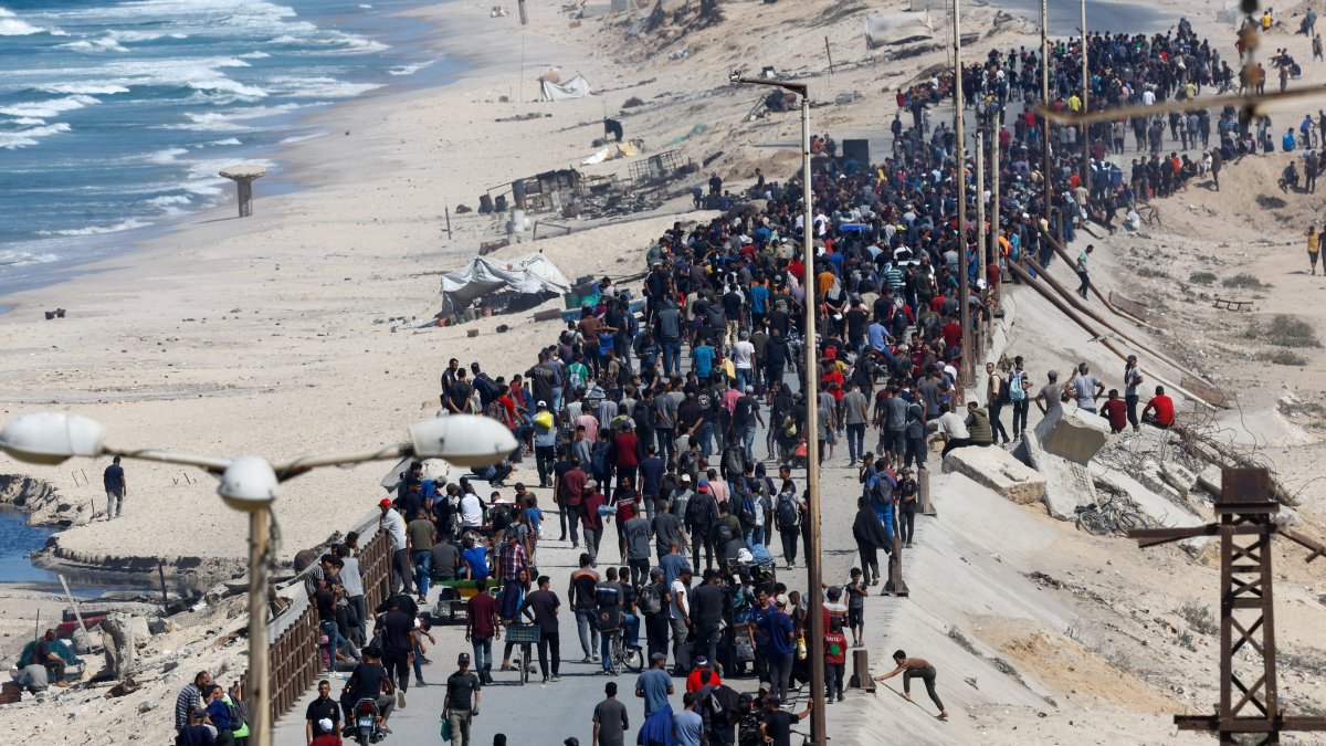 Palestinians, who were displaced to the southern part of Gaza at Israel&#039;s order during the war, walk as they attempt to return to the north after the Gaza cease-fire, Gaza Strip, Palestine, Oct. 10, 2025. (Reuters Photo)