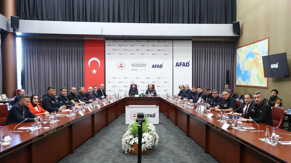 Disaster and Emergency Management Authority of Türkiye (AFAD) and the Turkish Red Crescent (Kızılay) officials hold a meeting to evaluate the ongoing humanitarian aid to Gaza, in Ankara, Türkiye, Oct. 9, 2025. (AA Photo)