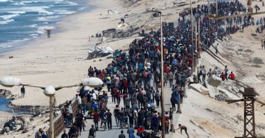 Palestinians, who were displaced to the southern part of Gaza at Israel&#039;s order during the war, walk as they attempt to return to the north after the Gaza cease-fire, Gaza Strip, Palestine, Oct. 10, 2025. (Reuters Photo)
