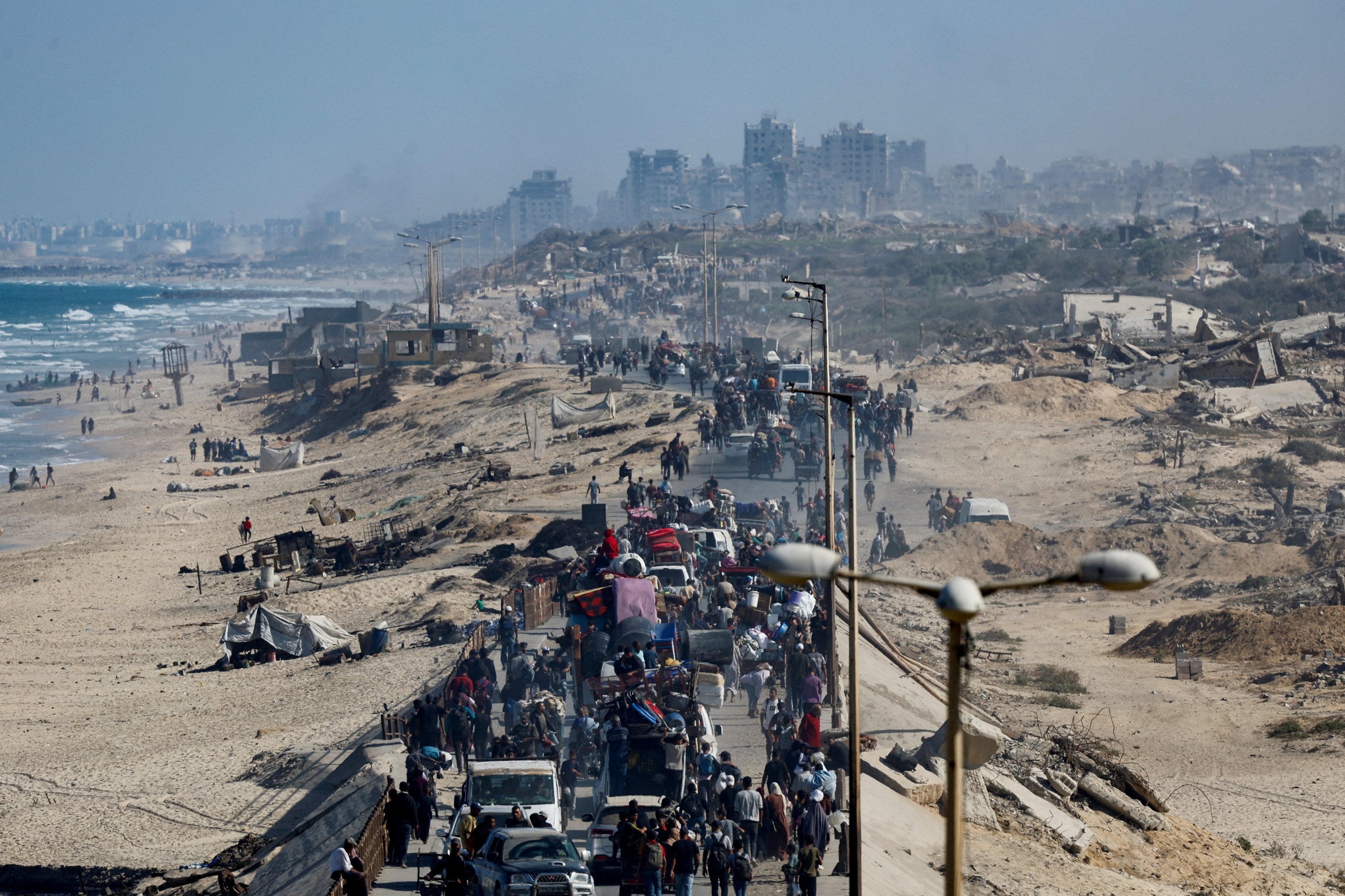 Thousands of Gazans return to areas vacated by Israeli forces